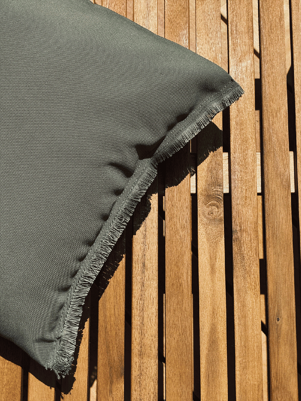 HOUSSE-DE-COUSSIN-D-EXTERIEUR-KAKI-2